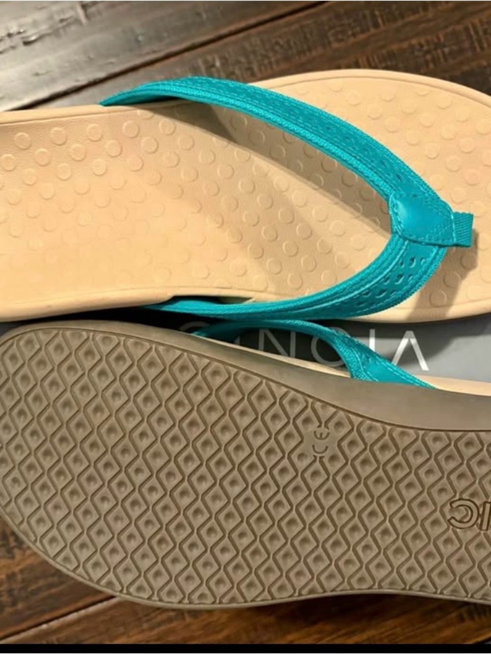 Vionic Teal Flip Flops New w/ Box - Picture 3 of 4
